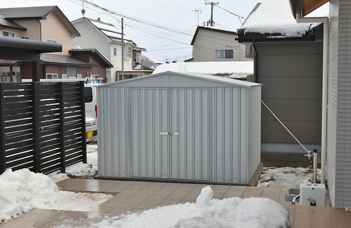 三角屋根の物置